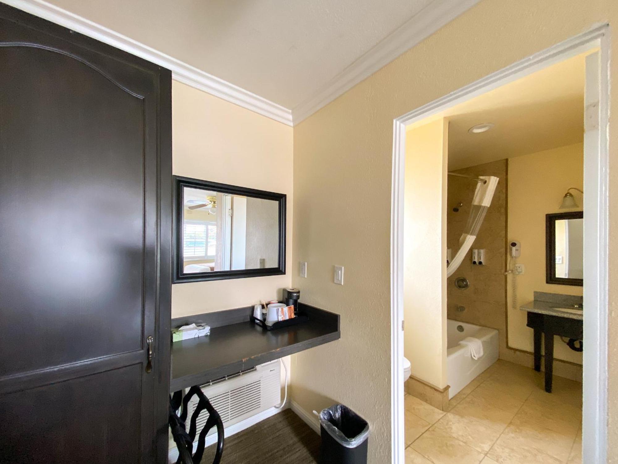 Rockview Inn And Suites มอร์โรเบย์ ภายนอก รูปภาพ