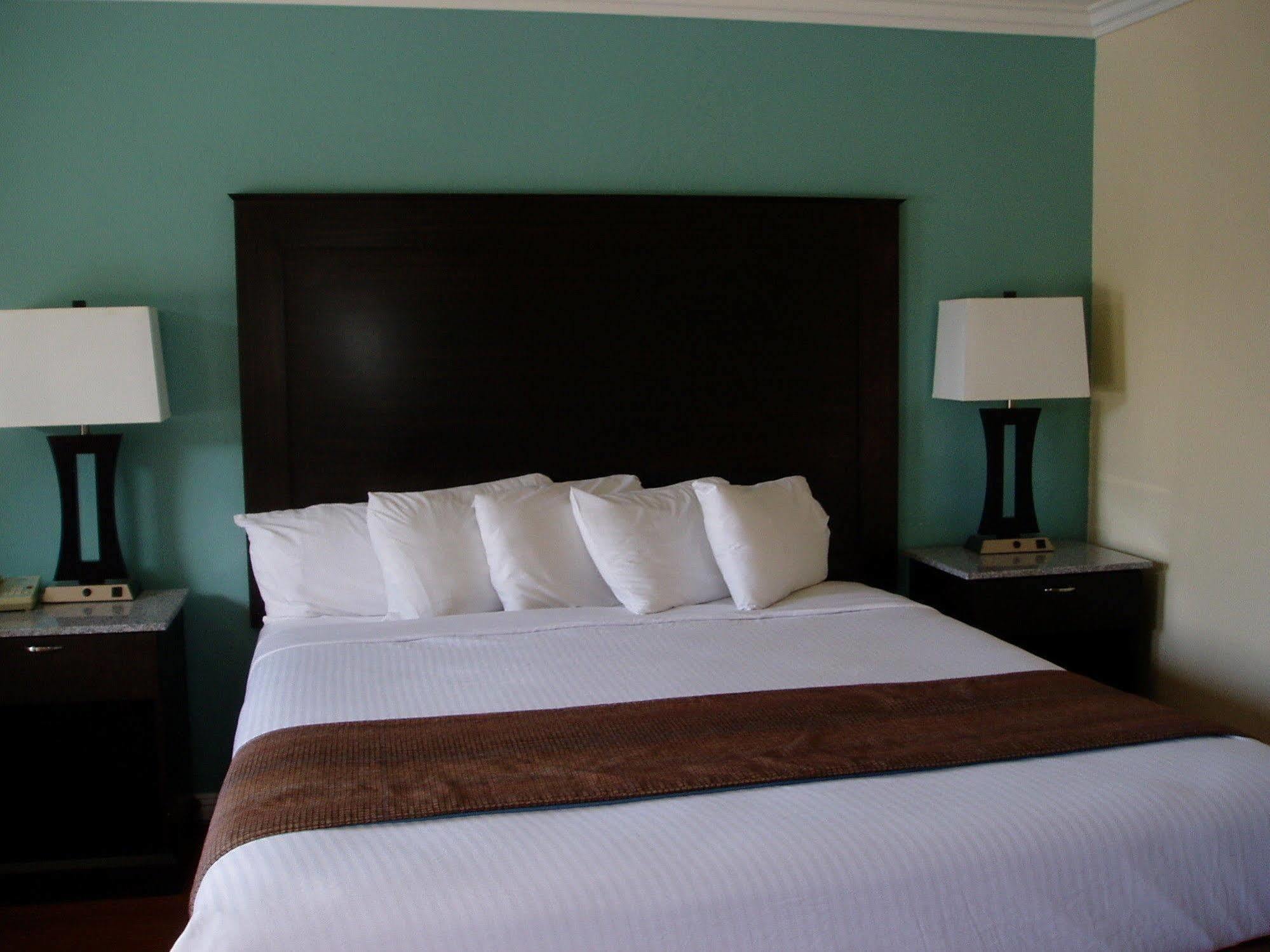 Rockview Inn And Suites มอร์โรเบย์ ภายนอก รูปภาพ