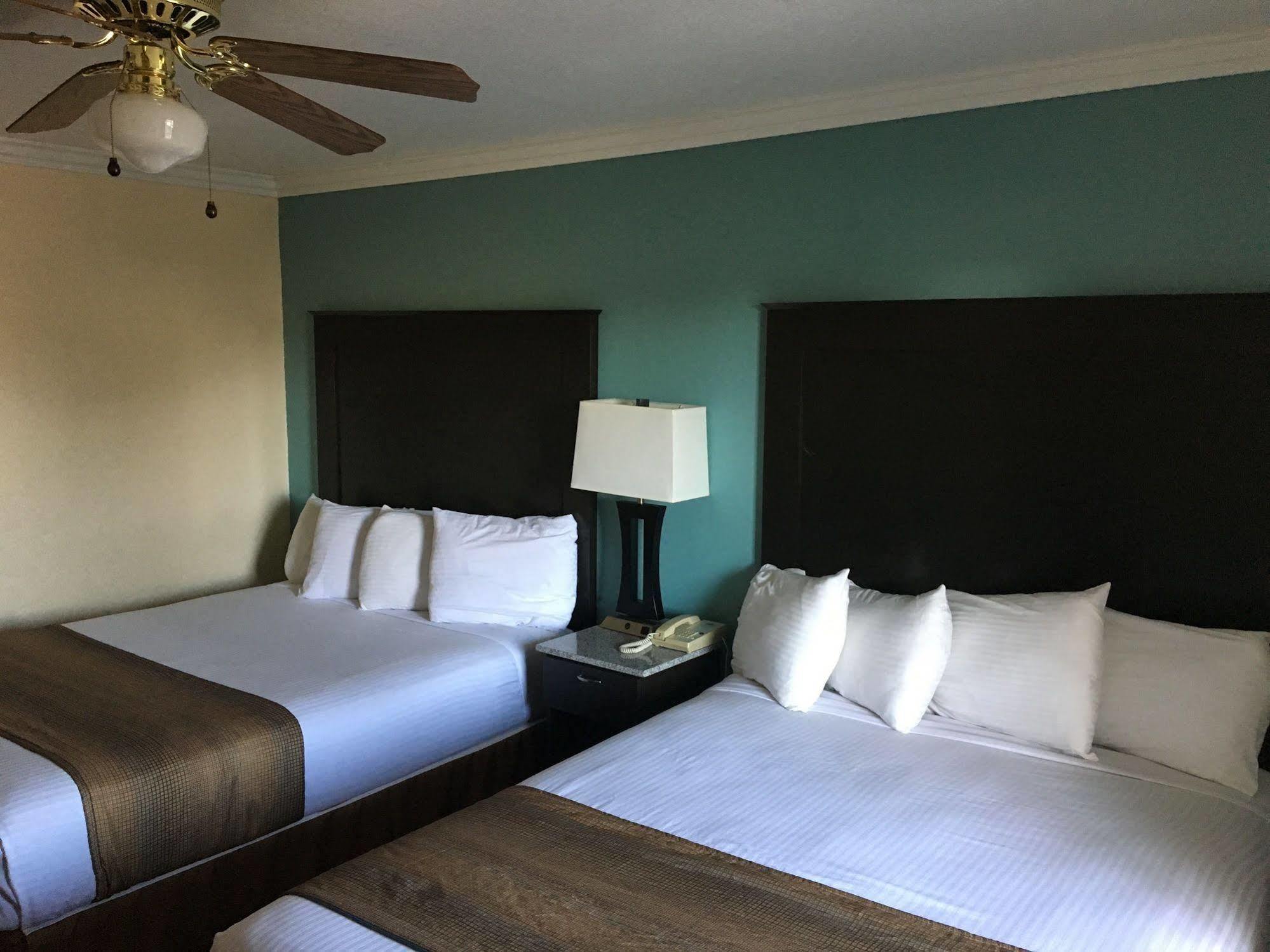 Rockview Inn And Suites มอร์โรเบย์ ภายนอก รูปภาพ