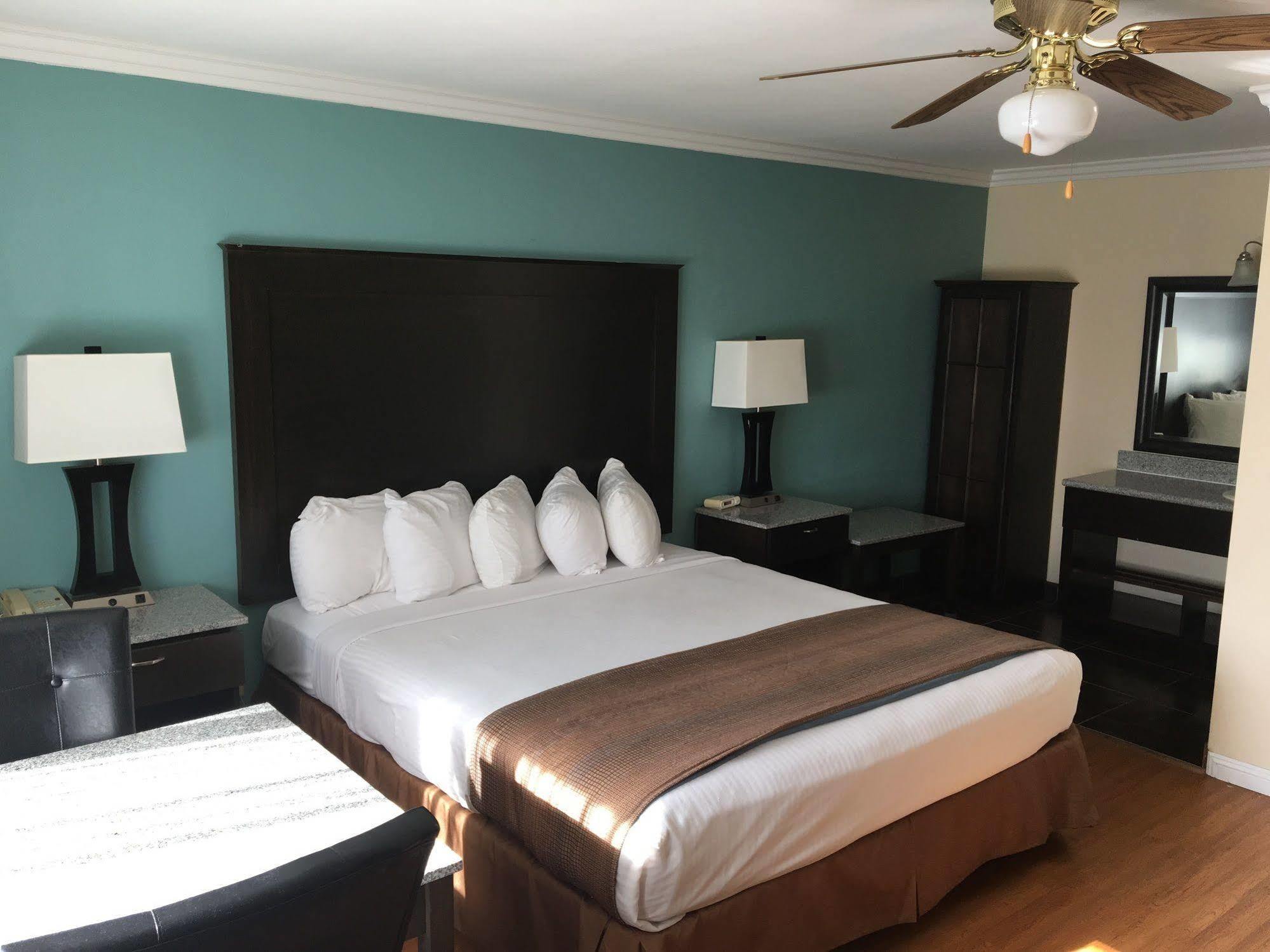 Rockview Inn And Suites มอร์โรเบย์ ภายนอก รูปภาพ