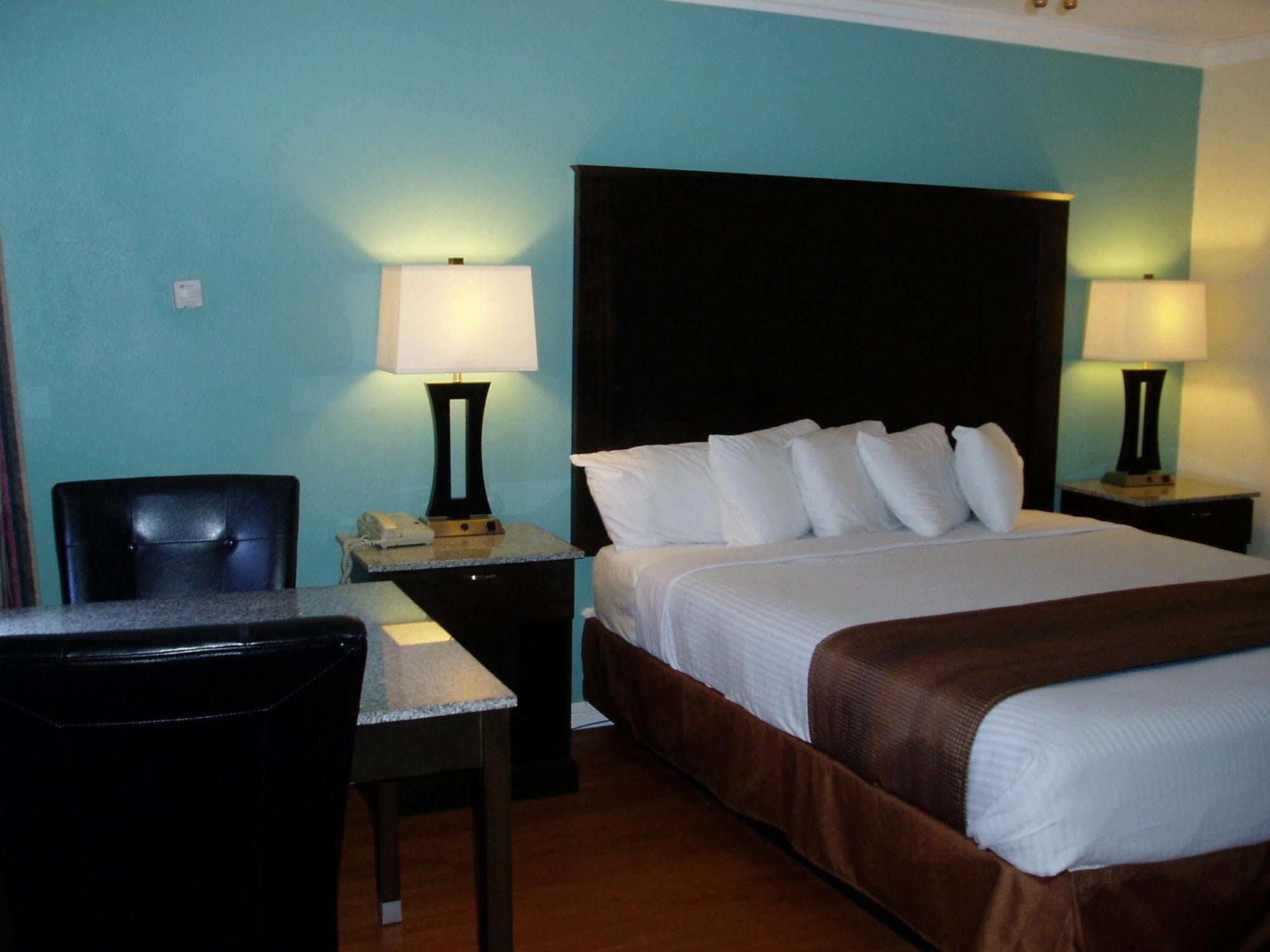 Rockview Inn And Suites มอร์โรเบย์ ภายนอก รูปภาพ
